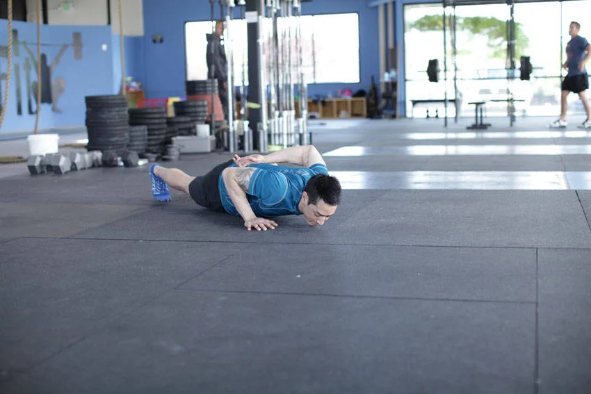 Single-Arm Push-Up Single-Arm Push-Up